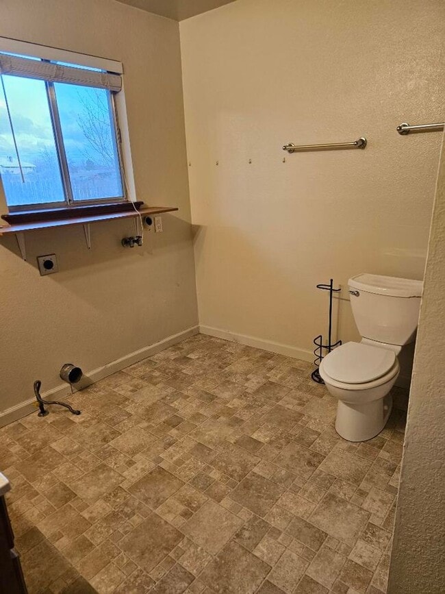 Building Photo - 3Br/1 Bath Home in Susanville