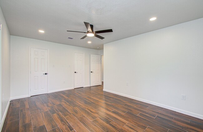 Building Photo - 6930 S Oak Bend Dr