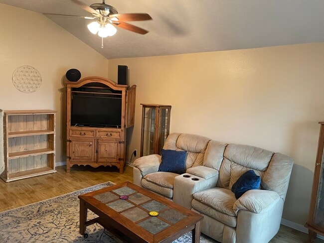 Building Photo - MAY PRE-LEASE!!!!  Adorable 3 Bedroom Home...