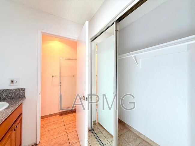 Building Photo - 1059 Western Ave