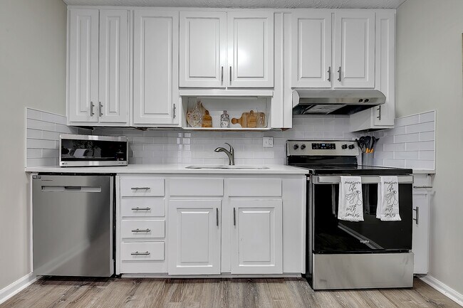 Building Photo - 2062 Woodbine Cir