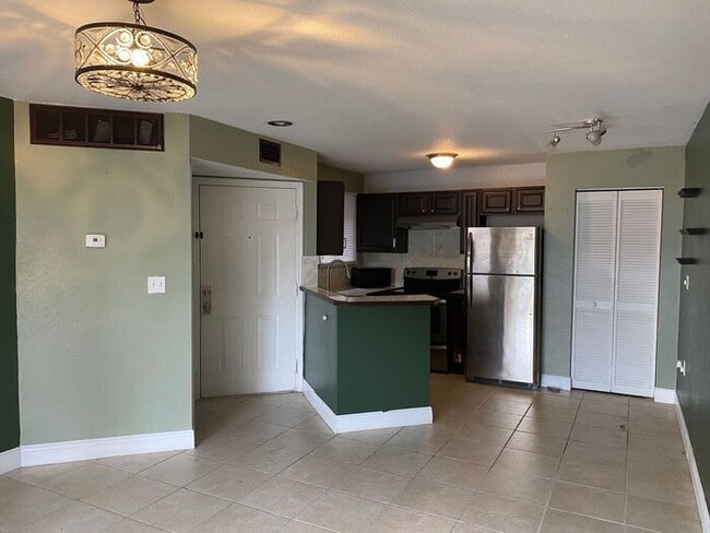 Building Photo - Cozy 1 Bedroom/1 Bathroom Near Millennium Mall!