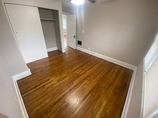 Building Photo - 4 Bedroom- Grandview
