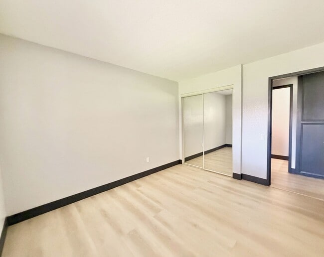 Building Photo - AVAILABLE NOW!! GORGEOUS 1 Bedroom 1 Bathroom - First Floor Condo in Palm Springs!!