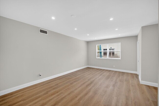 Building Photo - 2591 NE 55th Ct