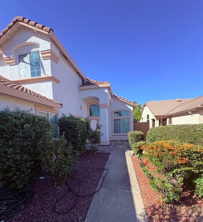 Building Photo - Spacious 4 bed/3 bath in Elk Grove 95624 M...