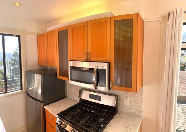 Building Photo - UPDATED BRIGHT 2BR/1BA  Top Floor Noe Valley 29th/Noe East/West VIEWS