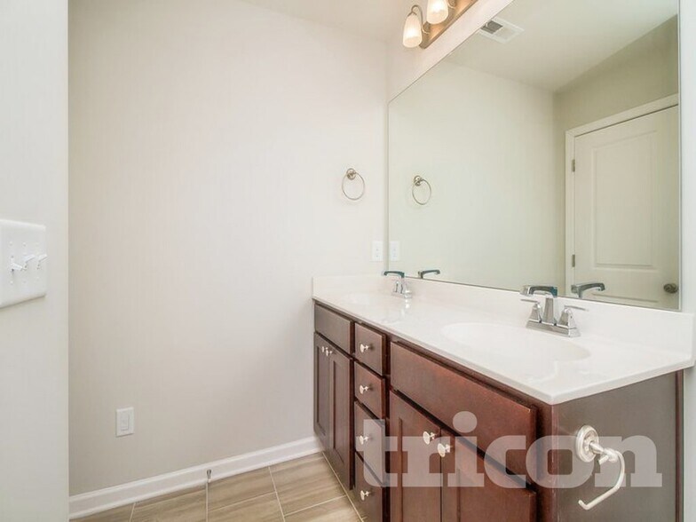 Building Photo - 211 Ashmere Ct