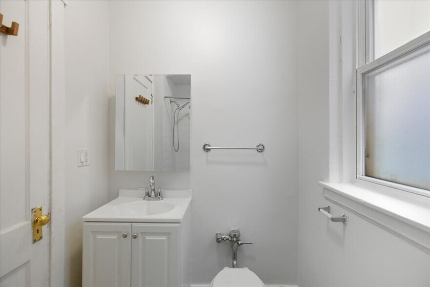 Building Photo - 3727 N Pine Grove Ave