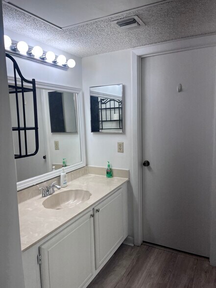 Building Photo - 9777 Westview Dr