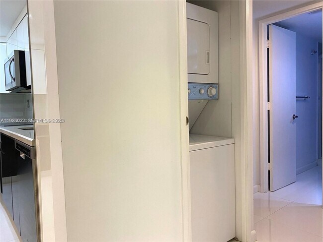 Building Photo - 3731 N Country Club Dr