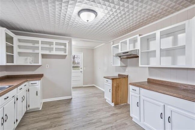 Building Photo - 229 Eastview Dr