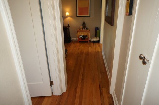 Building Photo - North Mt Tabor one bedroom Condo. Immaculate condition! - APPLICATION PENDING