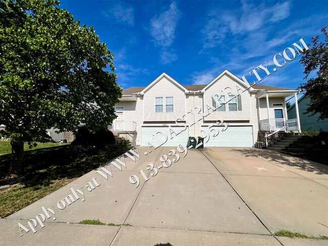 Building Photo - Beautiful 4 Bed Townhome in Gardner-Coming...