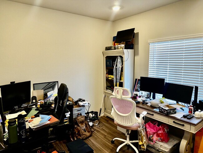 Building Photo - "Experience Spacious Living: 5-Bed, 3-Bath...