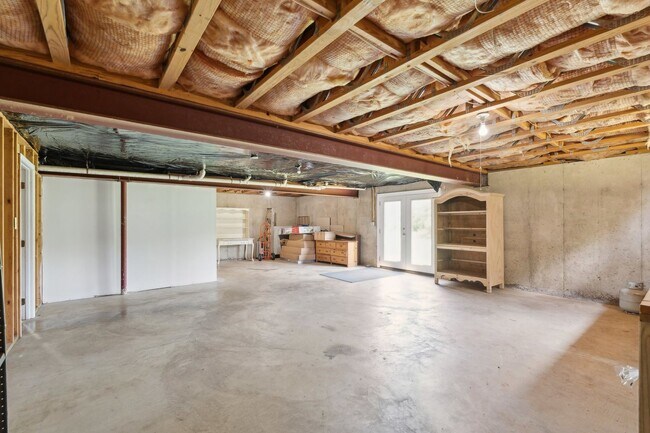 Building Photo - Charming One-Level Home Nestled Among Matu...