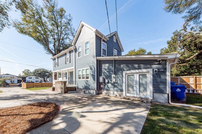 Building Photo - 3 BD 2.5 Bath Charming Home