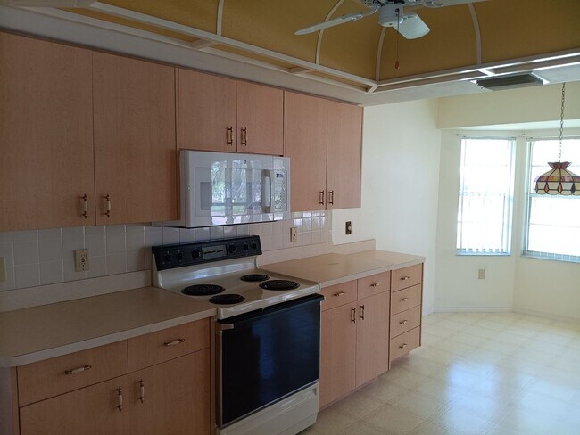 Building Photo - 2 bedroom 2 bathroom Large House for rent ...