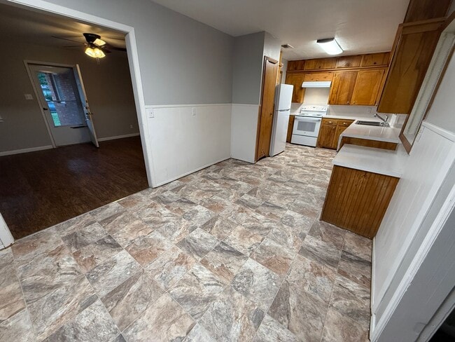 Building Photo - Large 3/2 with 2 living areas