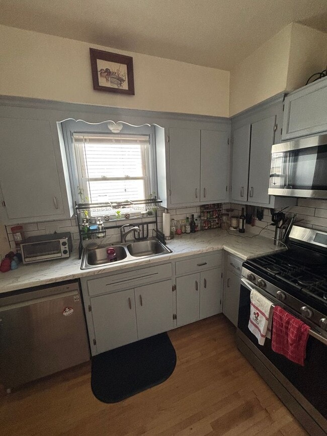 Building Photo - Spacious 3 Bedroom 2 Bath Unit in Northeas...