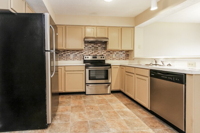 Building Photo - 5639 Oakcrest Dr