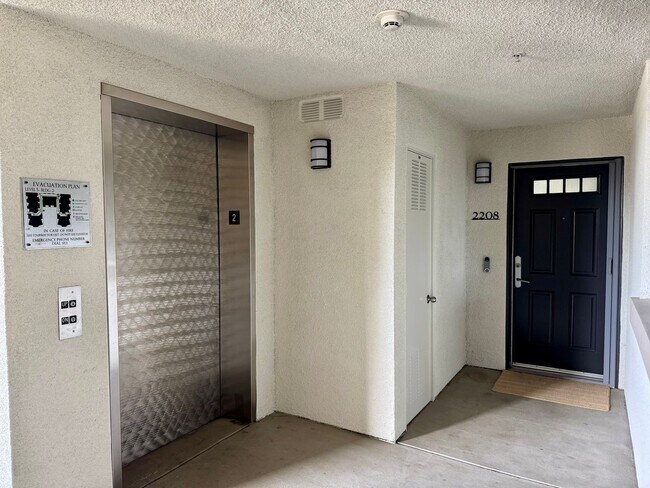 Building Photo - Gorgeous 3 Bed, 2 Bath Unit with Ocean Views