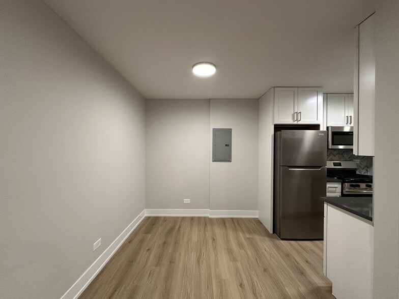 Building Photo - 535 W Aldine Ave