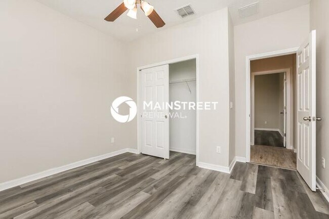 Building Photo - 3 Bedroom Pet-Friendly Home in GRAND ISLAND, FL with Main Street Renewal