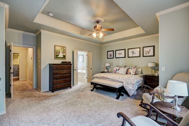 Building Photo - Luxury 5 Bedroom Home in Fairfax Estates + Safe Room + Memorial High + Easy Access to I-35