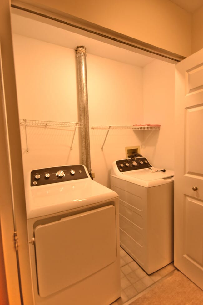 Building Photo - 1625 College Green Dr