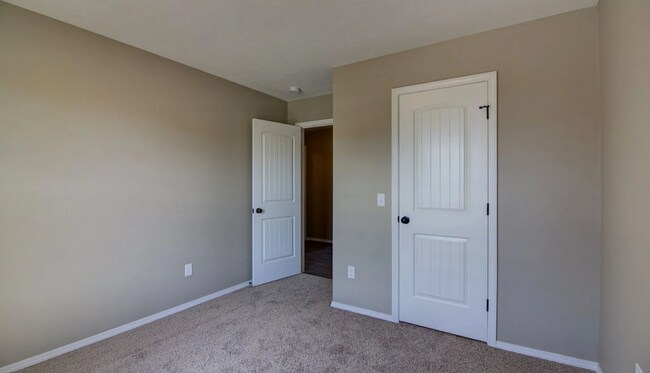 Building Photo - 3 BR Fenced in Home !!