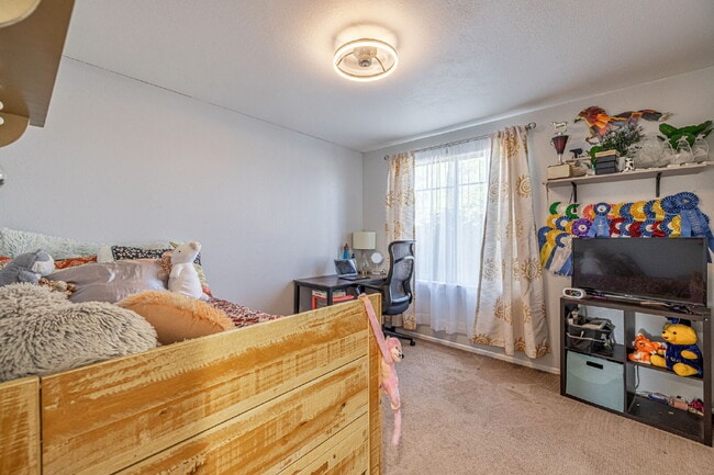 Building Photo - 3 Bedroom Home in The Gated Marigold Tract...