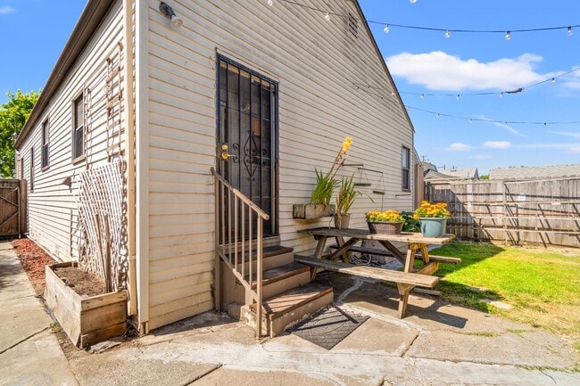 Building Photo - Charming Oakland Oasis with Detached Works...