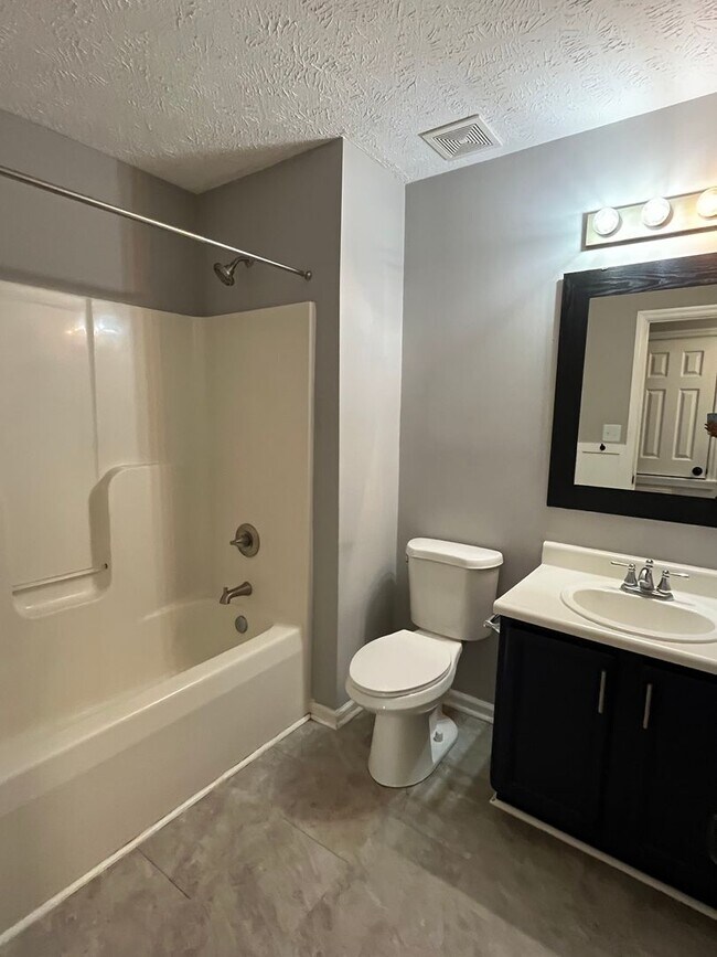 Building Photo - Stunning Tri-level Home on Cul-de-sac