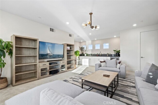 Building Photo - 70 Ray