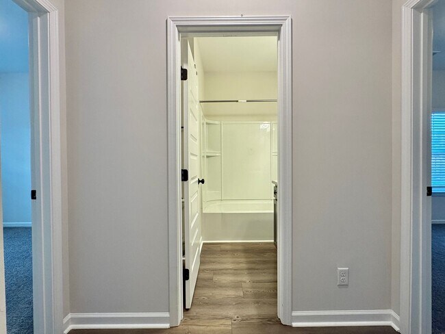 Building Photo - $500 RENT CREDIT | MOVE IN READY! (Pet Friendly)