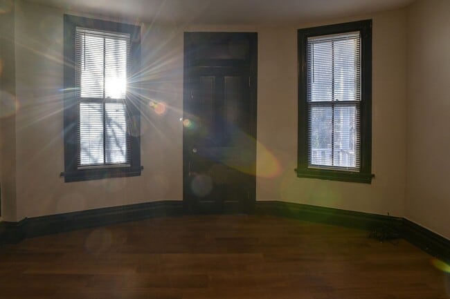 Building Photo - Large 5 Bedroom on Peffer