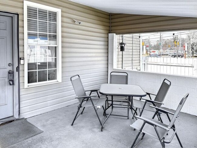 Building Photo - Comfortable 3-Bedroom Home with Garage and...