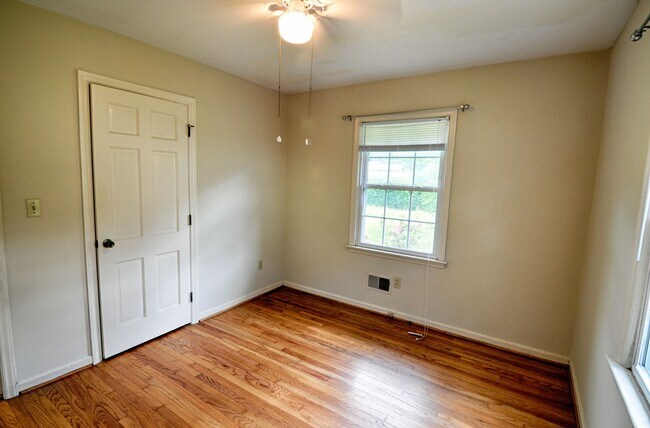 Building Photo - Country Living in Chapel Hill