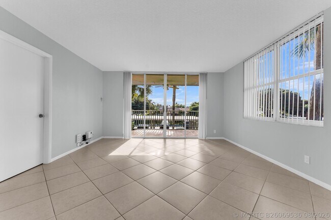 Building Photo - 931 Gardenia Dr
