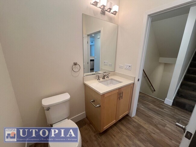 Building Photo - Spacious and Modern 3-bedroom, 3.5 bathroo...