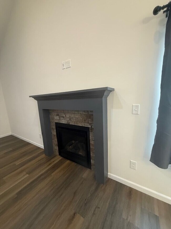 Building Photo - Charming 3-bedroom/2-bathroom single famil...