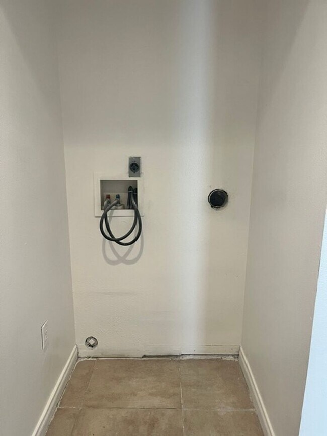 Building Photo - 2758 Bolker Dr