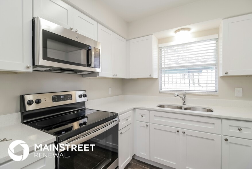 Building Photo - 1310 Cypress Ave