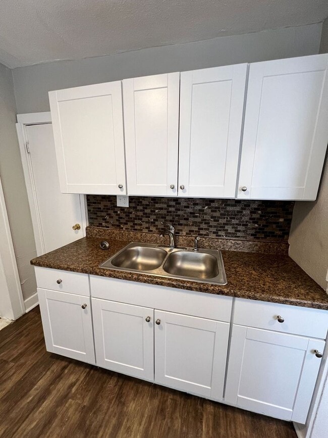 Building Photo - Upstairs 2-Bed, 1.5-Bath Duplex