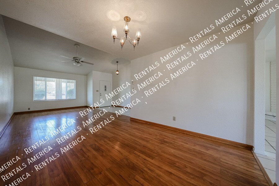 Building Photo - 710 W Alamo Dr