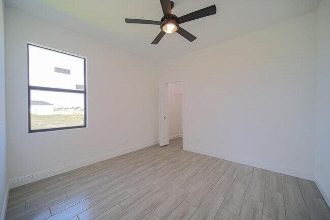 Building Photo - 422 Kismet Pkwy E