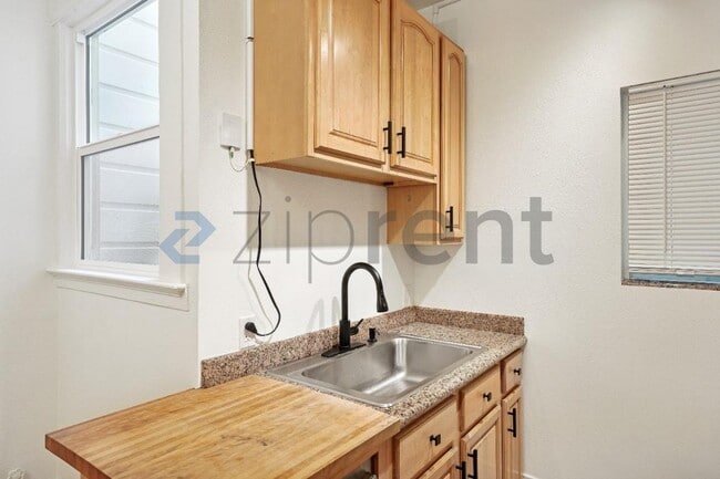 Building Photo - 1143 Anza St