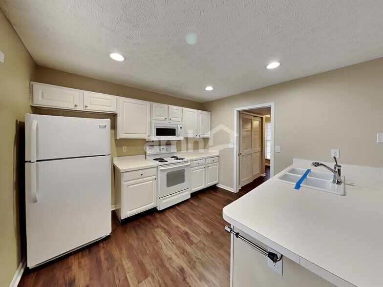 Building Photo - 2490 Delowe St