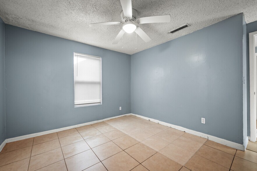 Building Photo - 304 Bernard Rd